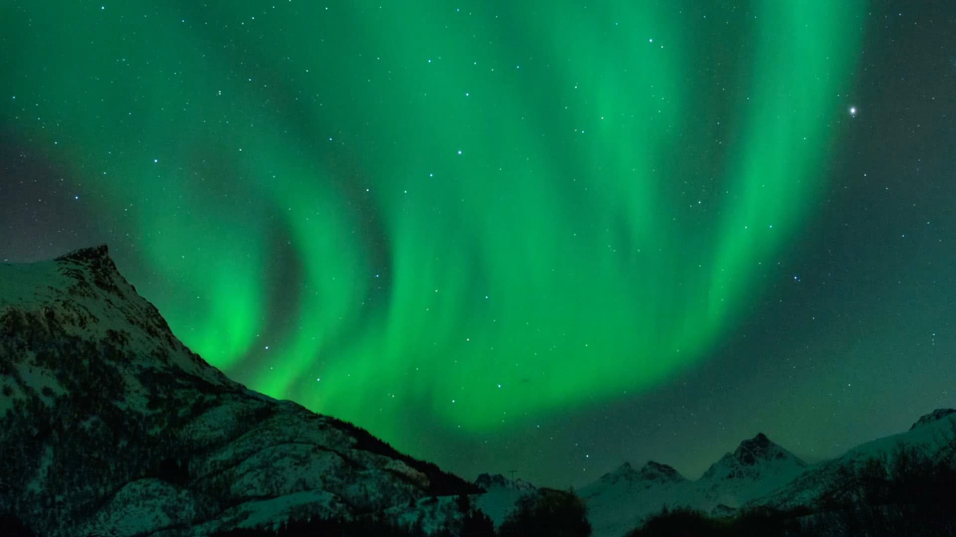 Nordlys over norske fjell — førstehjelp for hele Norge